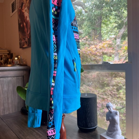 Ivivva by Lululemon Neon Blue Geometric print Jacket size 8 🩵🩷 - Picture 9 of 10